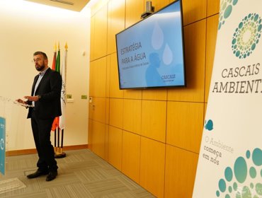 Água+ lava ruas de Cascais