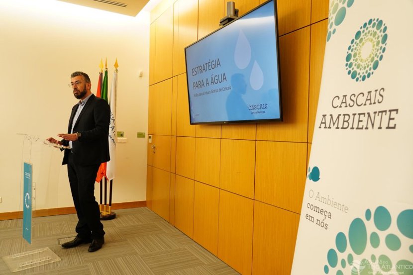 Água+ lava ruas de Cascais