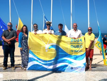 Praia da Nazaré recebe Bandeira de Ouro pela excelência das águas balneares