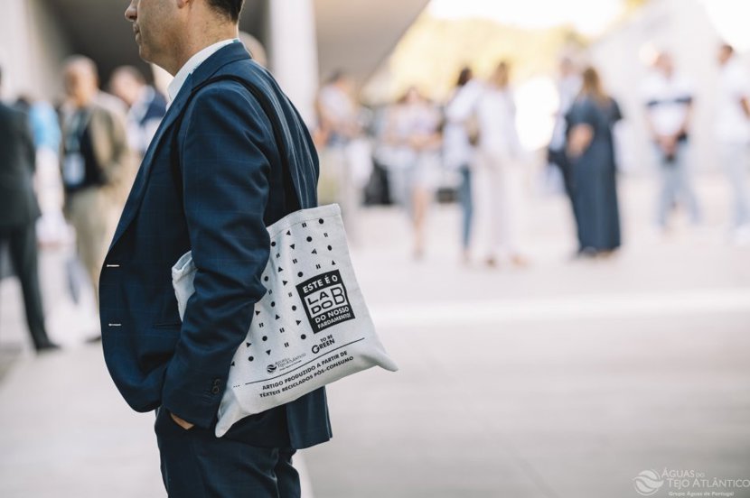 Reduzimos 2 Toneladas de CO2 e poupámos 3,5 Milhões de litros de água... tudo porque reciclámos o nosso fardamento!
